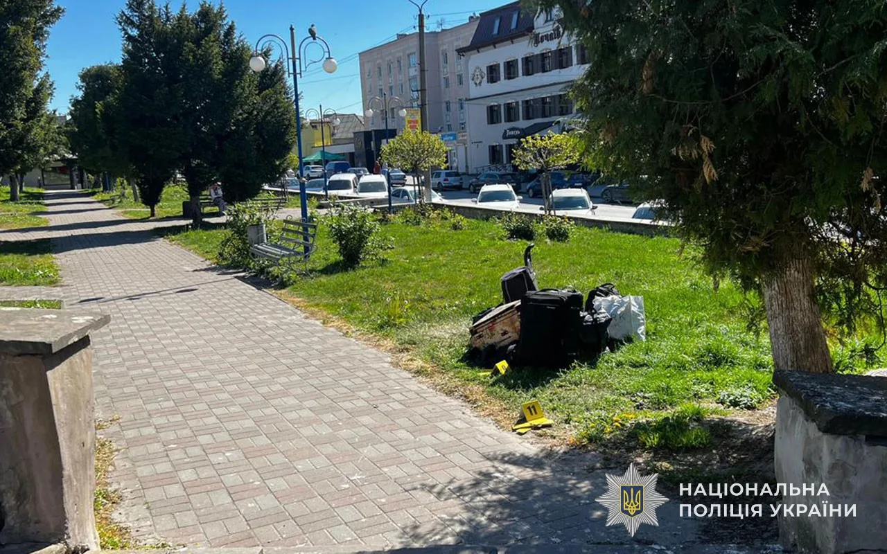 У центрі Почаєва чоловік вдарив ножем жінку і втік