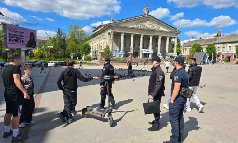 У Тернополі посилили контроль за користуванням електросамокатами в пішохідній зоні