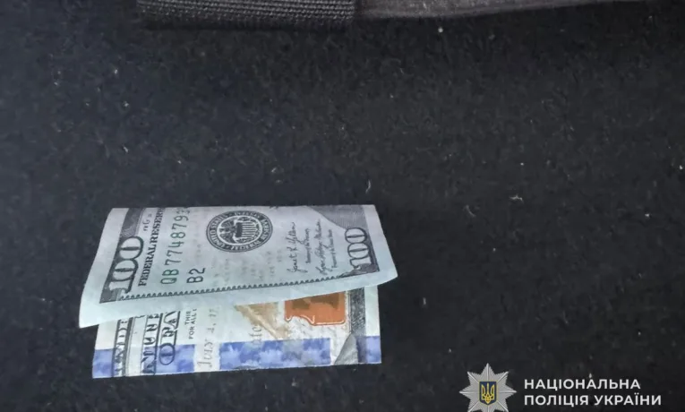 На Кременеччині жінка пропонувала поліцейським 100 доларів хабаря