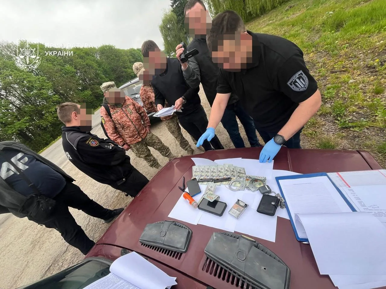 Вимагав 1200 доларів у рятувальника: на Тернопільщині затримали оперативника поліції