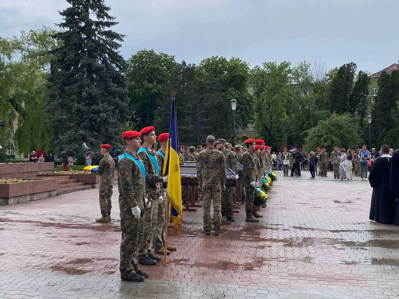У Тернополі в останню путь провели сімох Героїв, чиї імена поки невідомі