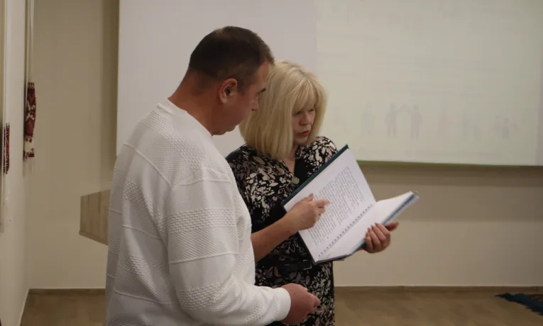 Тернопільські бібліотека і музей отримали унікальні краєзнавчі книжки для людей з інклюзією