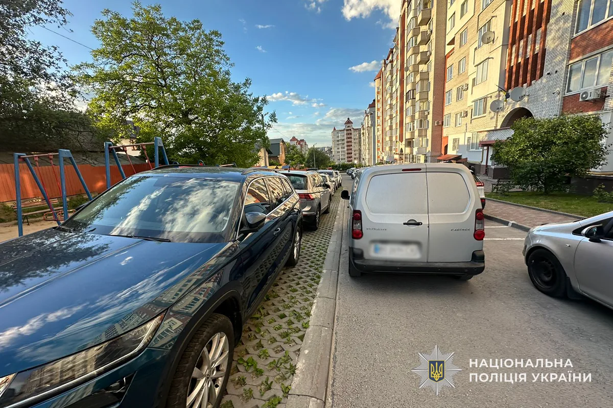 У Тернополі у дворі збили дівчинку