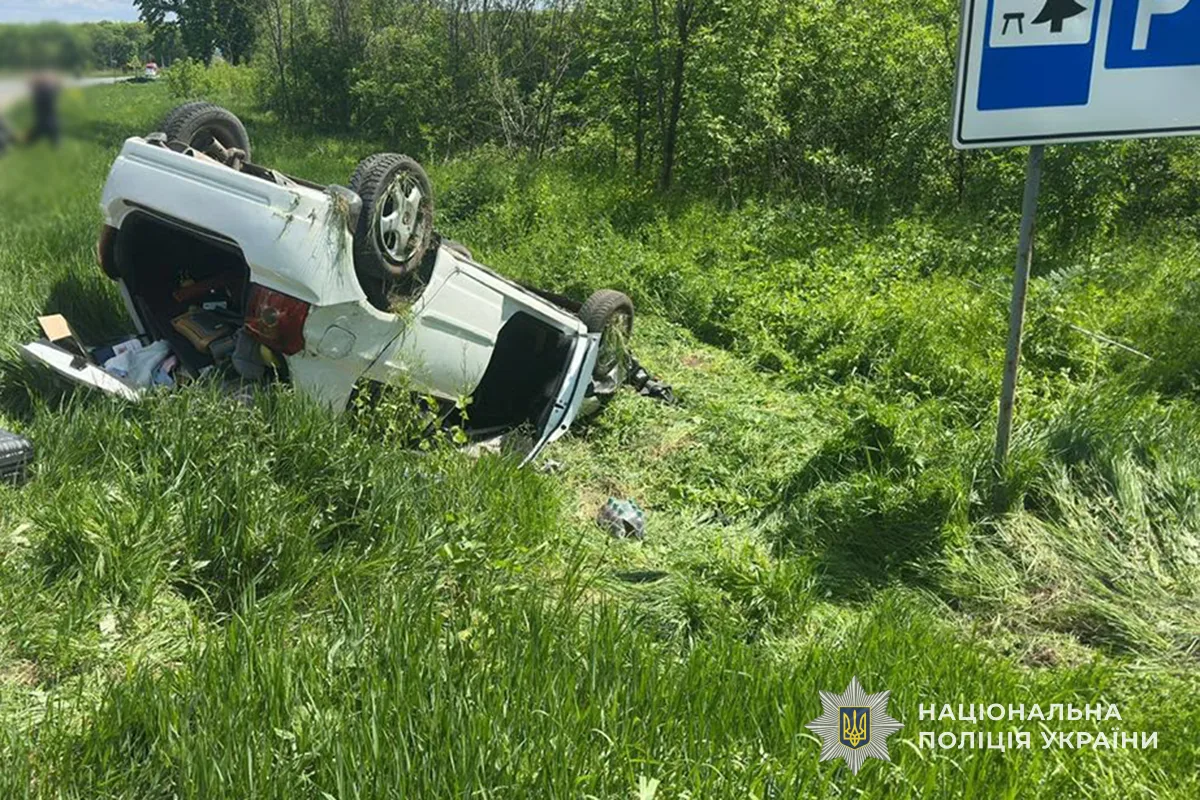 На Тернопільщині автівка вилетіла з дороги та перекинулася: постраждало немовля