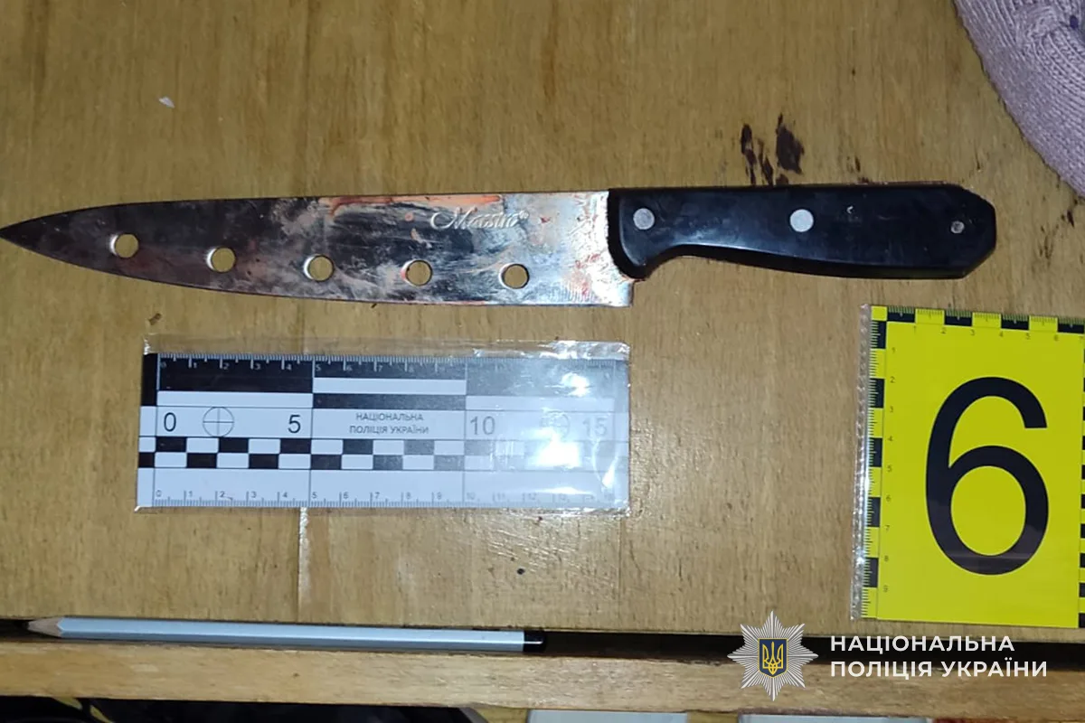 У Тернополі чoлoвік зaвдaв дружині близькo десяти нoжoвих пoрaнень