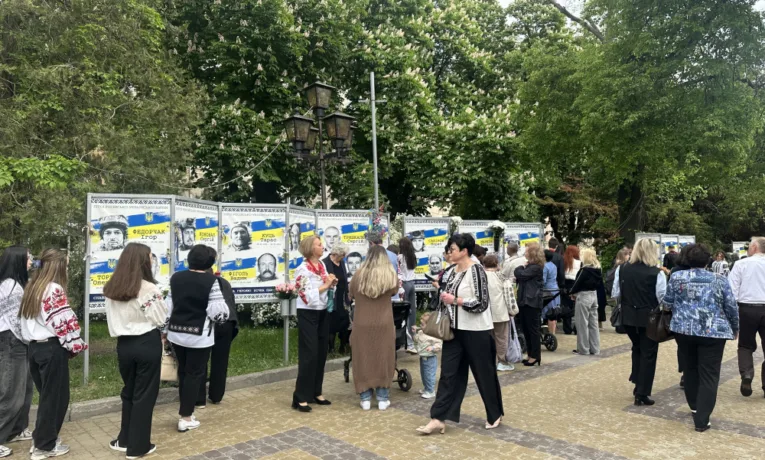 Тернополяни долучилися до акції «Вишита стрічка пам’яті»