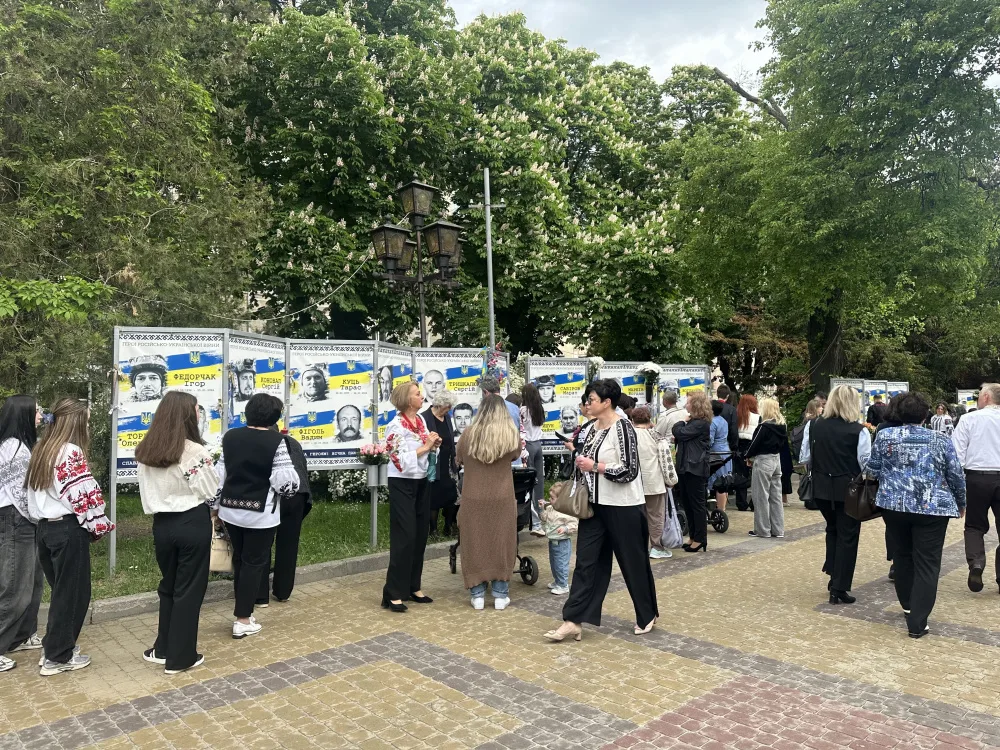 Тернополяни долучилися до акції «Вишита стрічка пам’яті»