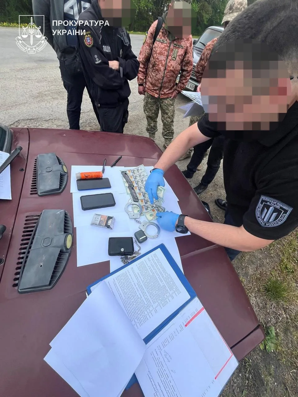 Вимагав 1200 доларів у рятувальника: на Тернопільщині затримали оперативника поліції