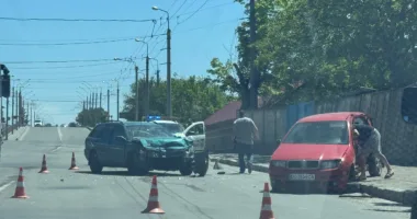 Аварія у Тернополі: зіткнулися Volvo та Skoda, є постраждалі
