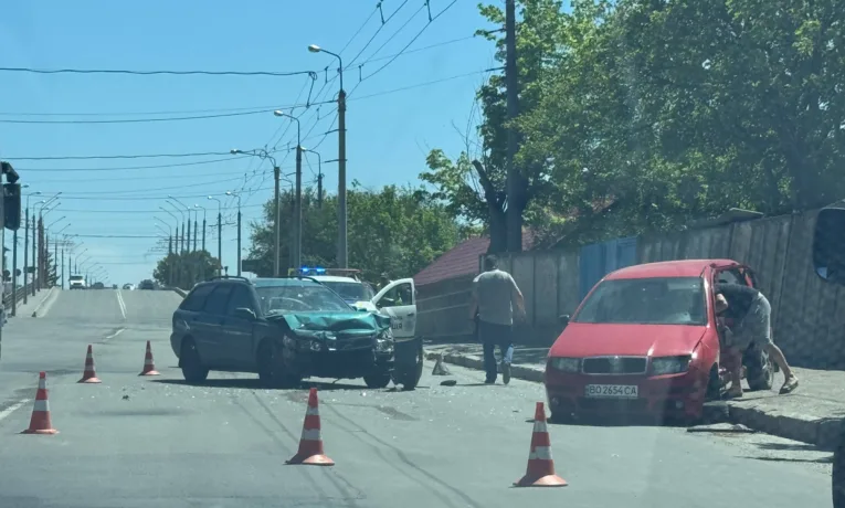 Аварія у Тернополі: зіткнулися Volvo та Skoda, є постраждалі
