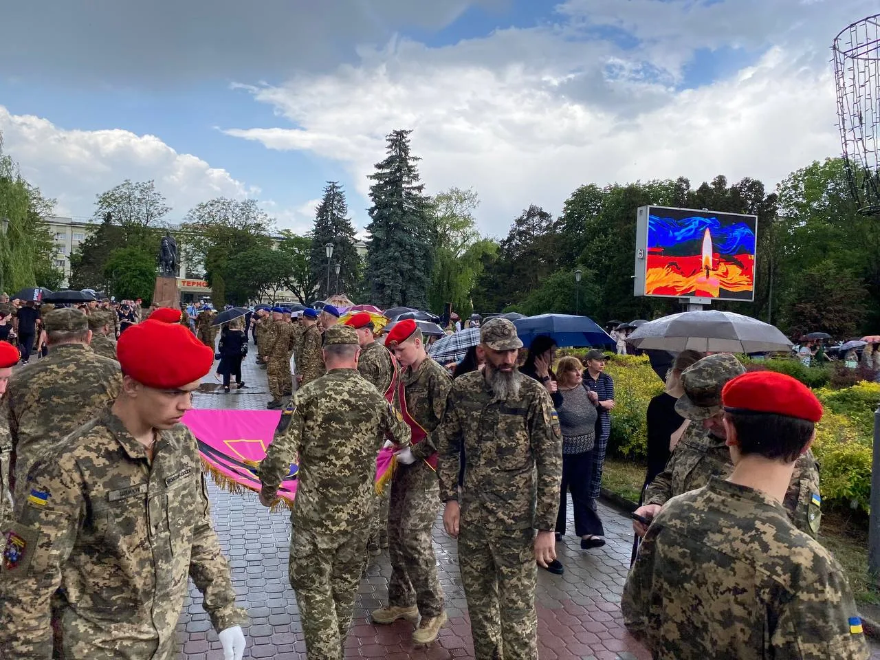 У Тернополі в останню путь провели сімох Героїв, чиї імена поки невідомі
