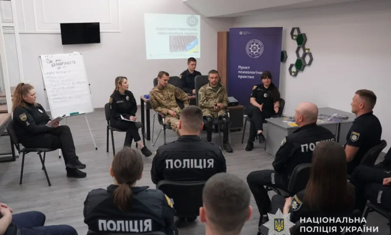 У Тернополі ветерани війни та психологи поспілкувалися з поліцейськими про безбар’єрність