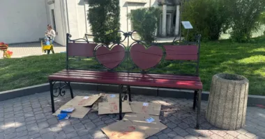 У центрі Тернополя оновлюють лавочки: будьте уважні