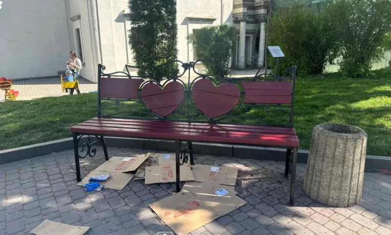 У центрі Тернополя оновлюють лавочки: будьте уважні