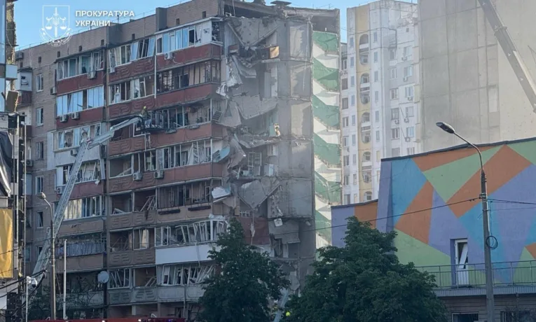 Знищений під’їзд у Києві, удари по енергетиці в Кременчуці: подробиці масованої атаки