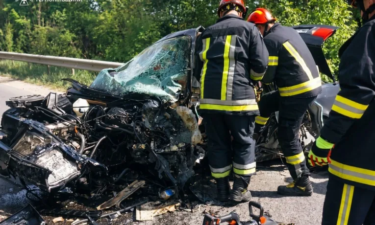 Трагічна аварія біля Тернополя: водій Audi загинув після зіткнення з вантажівкою