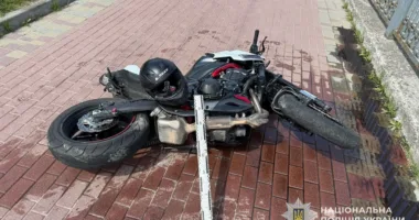 Аварія на Дамбі у Тернополі: водію мотоцикла 17 років. Офіційні подробиці