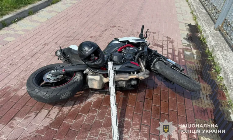 Аварія на Дамбі у Тернополі: водію мотоцикла 17 років. Офіційні подробиці