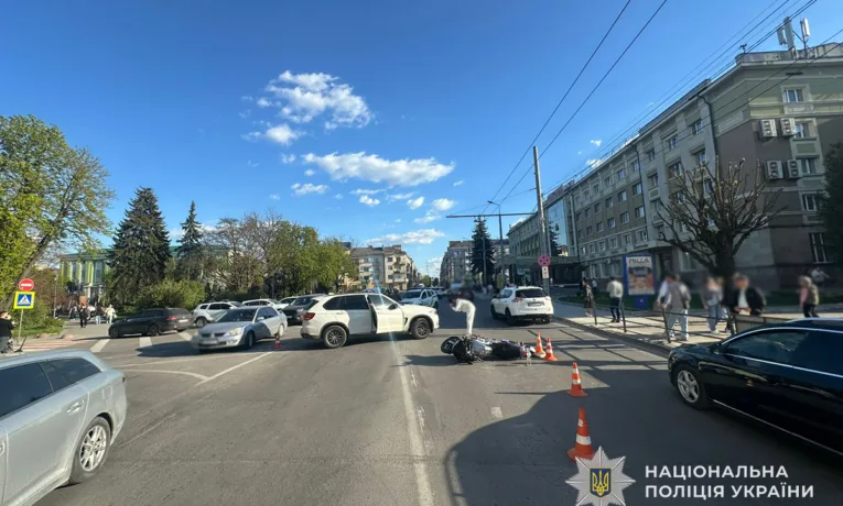 У Тернополі водій на "БМВ" збив мотоцикліста