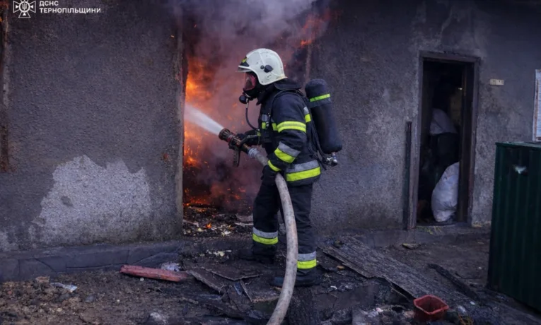 Вогонь знищив дах: на Чортківщині вночі рятували будинок від пожежі