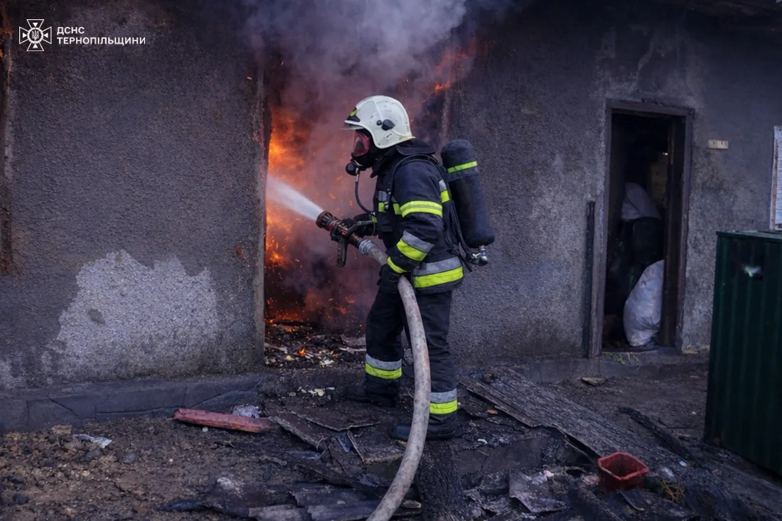 Вогонь знищив дах: на Чортківщині вночі рятували будинок від пожежі