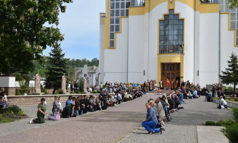 У Чорткові на колінах зустріли полеглого нацгвардійця Андрія Яцківа