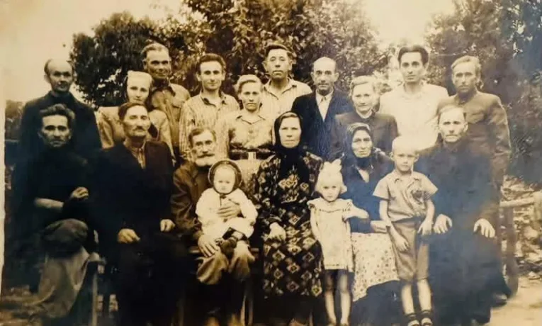 Сила роду: велика родина з села Іванківці у кадрі 1940-х