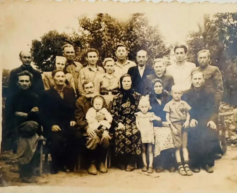 Сила роду: велика родина з села Іванківці у кадрі 1940-х