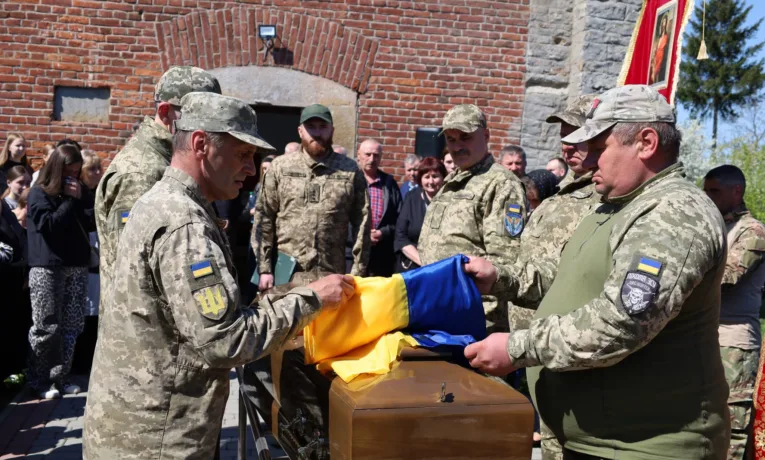 На Тернопільщині провели в останню путь воїна Василя Бердія
