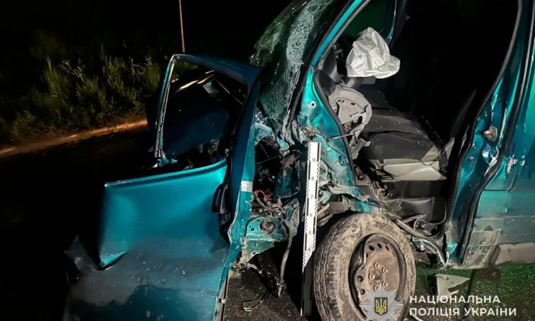У Тернополі водій Opel врізався у бетонну електроопору після зіткнення