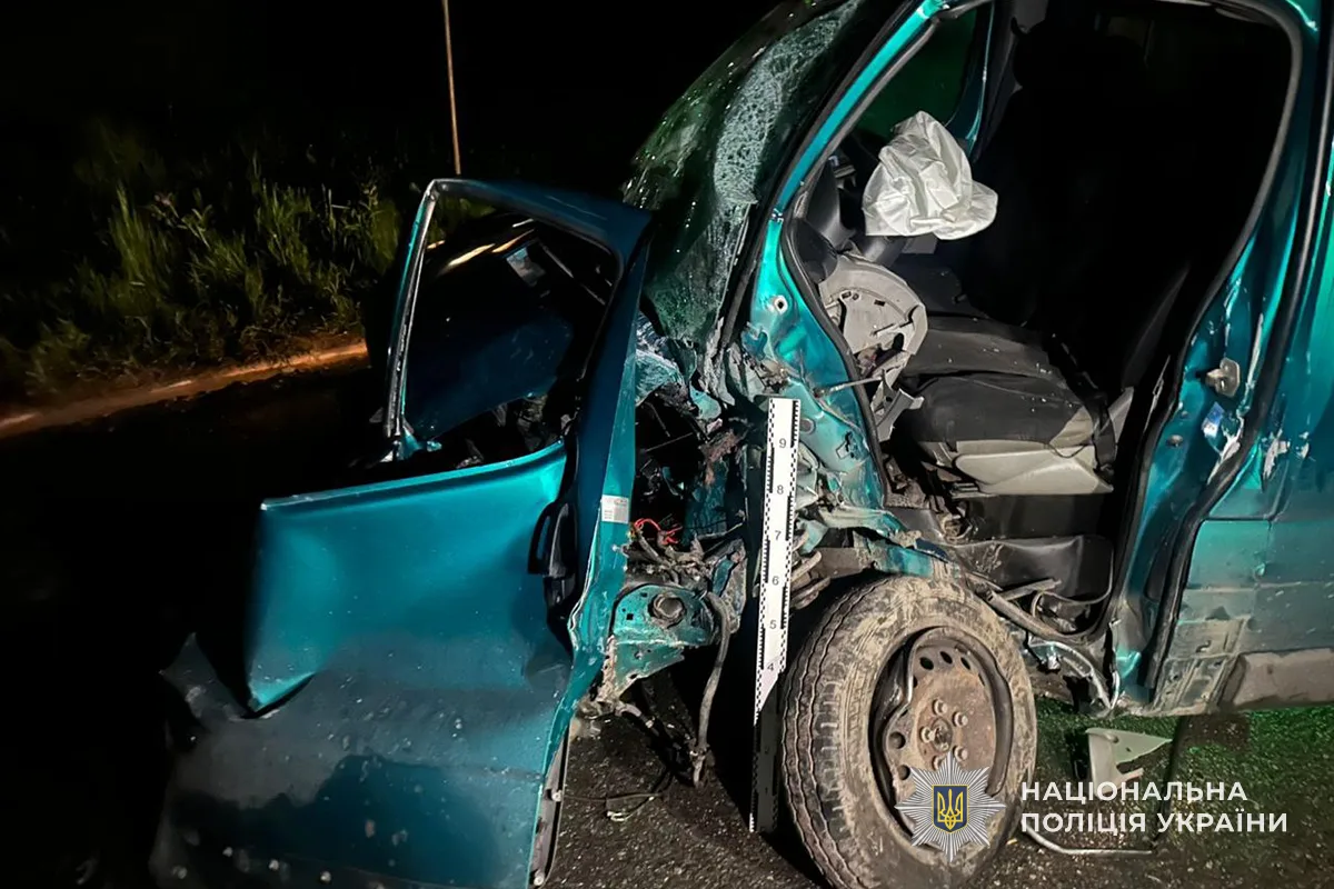 У Тернополі водій Opel врізався у бетонну електроопору після зіткнення