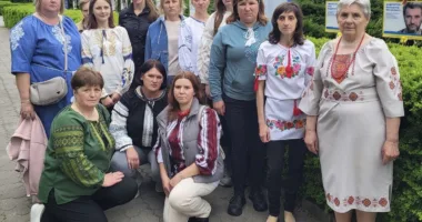 У Шумську на Алеї Надії вшанували захисників вишитими стрічками