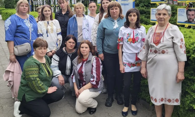 У Шумську на Алеї Надії вшанували захисників вишитими стрічками