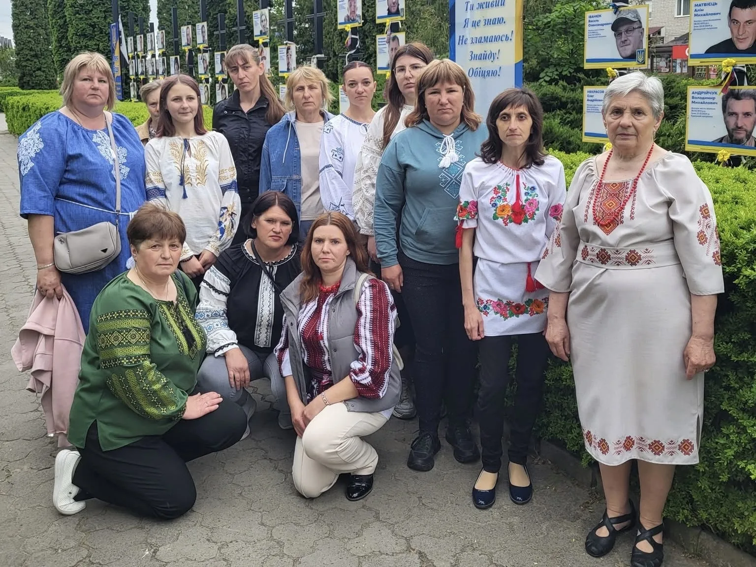 У Шумську на Алеї Надії вшанували захисників вишитими стрічками