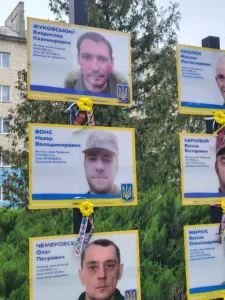 У Шумську на Алеї Надії вшанували захисників вишитими стрічками