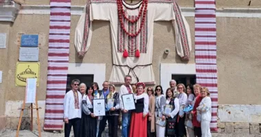 На Тернопільщині створили найбільшу в Україні вишиванку