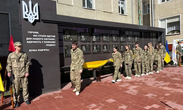 У Заліщиках відкрили меморіальну стелу загиблим випускникам школи