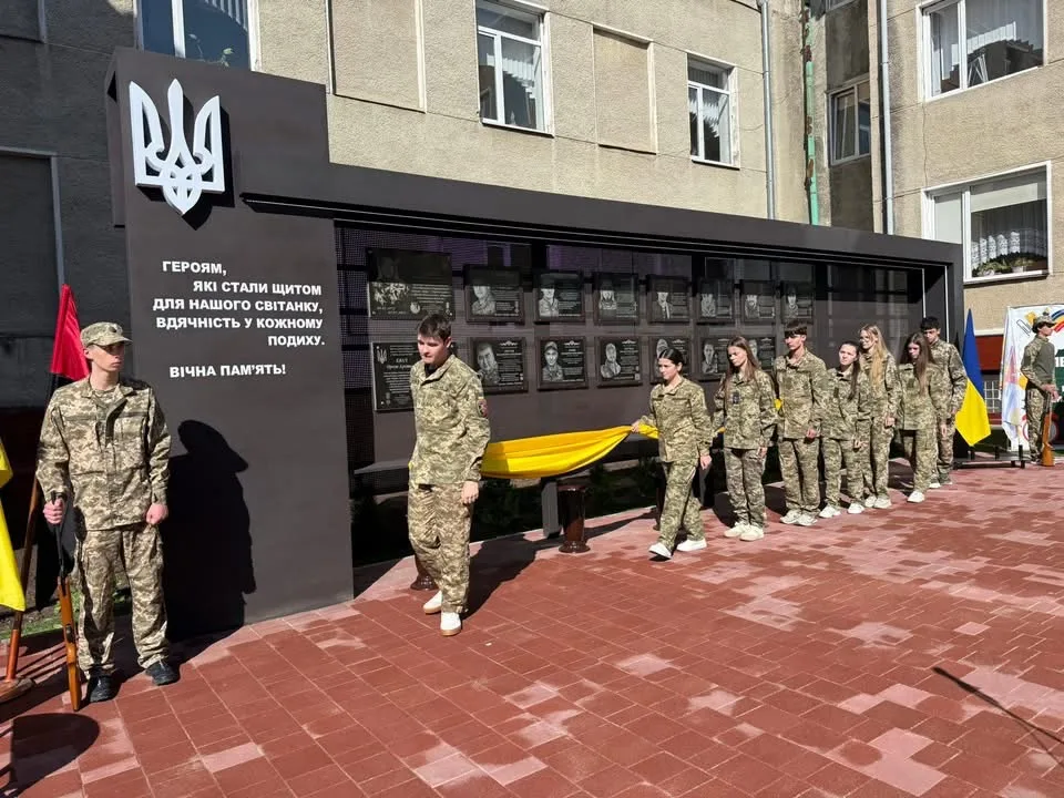 У Заліщиках відкрили меморіальну стелу загиблим випускникам школи