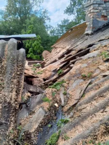 У Козівській громаді дерево пошкодило будинок під час буревію