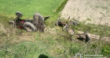 Батько знайшов тіло сина: на Кременеччині чоловік загинув під перекинутим саморобним трактором
