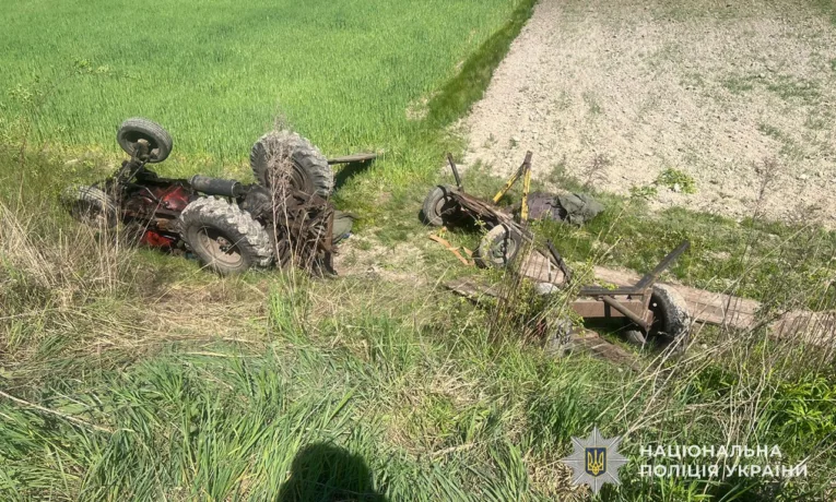 Батько знайшов тіло сина: на Кременеччині чоловік загинув під перекинутим саморобним трактором