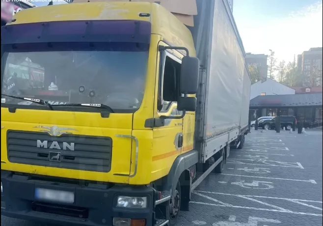 У Тернополі вантажівка MAN заблокувала шість інвалідних паркомісць