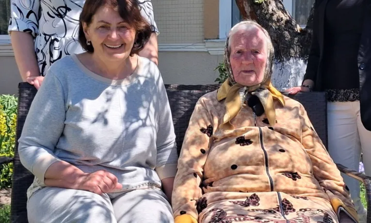 У Золотому Потоці відзначили 101-річчя Ганни Храпко