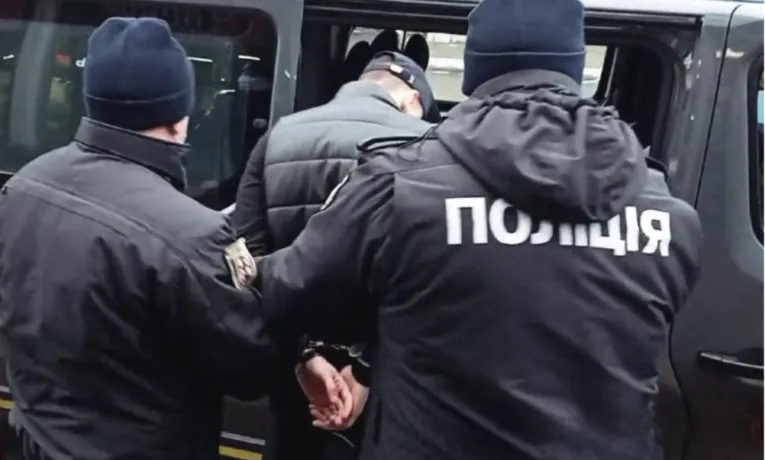 На Тернопільщині чоловік вхопив сокиру і замахнувся на жінку: погроза вбивством