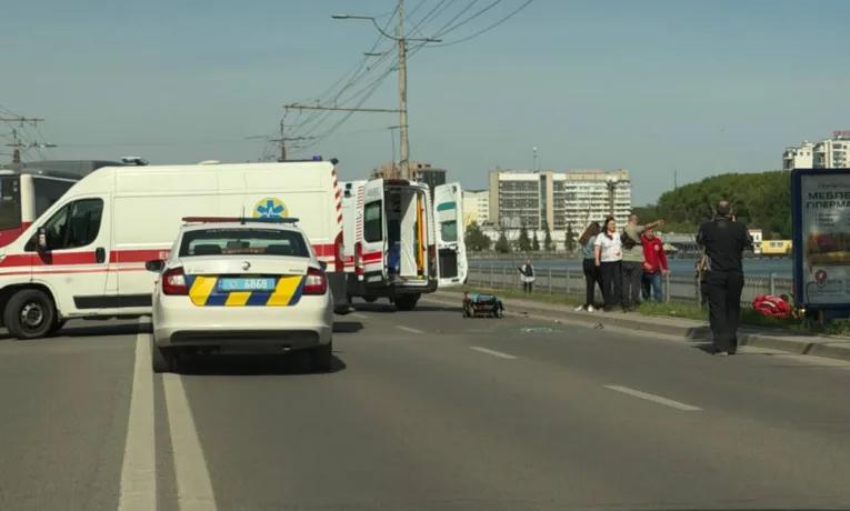 У Тернополі на дамбі мотоцикліст влетів у швидку
