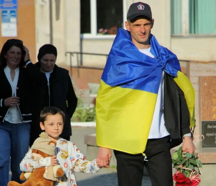 Після 28 місяців полону додому повернувся житель Шумської громади — 30-річний Василь Ніколюк із села Залісці.