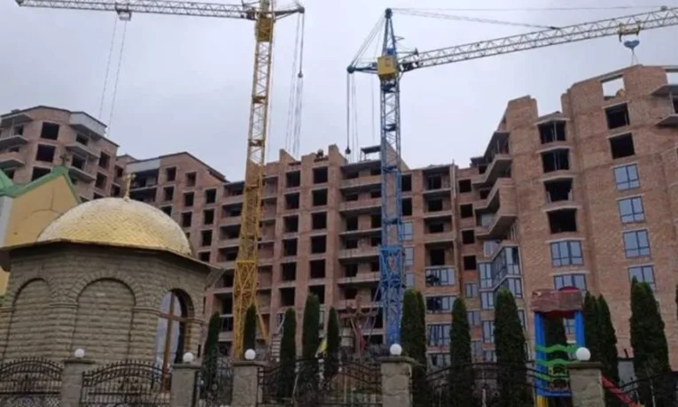 Апеляційний суд Тернополя скасував арешт церковної землі, де будують 10-поверхівку