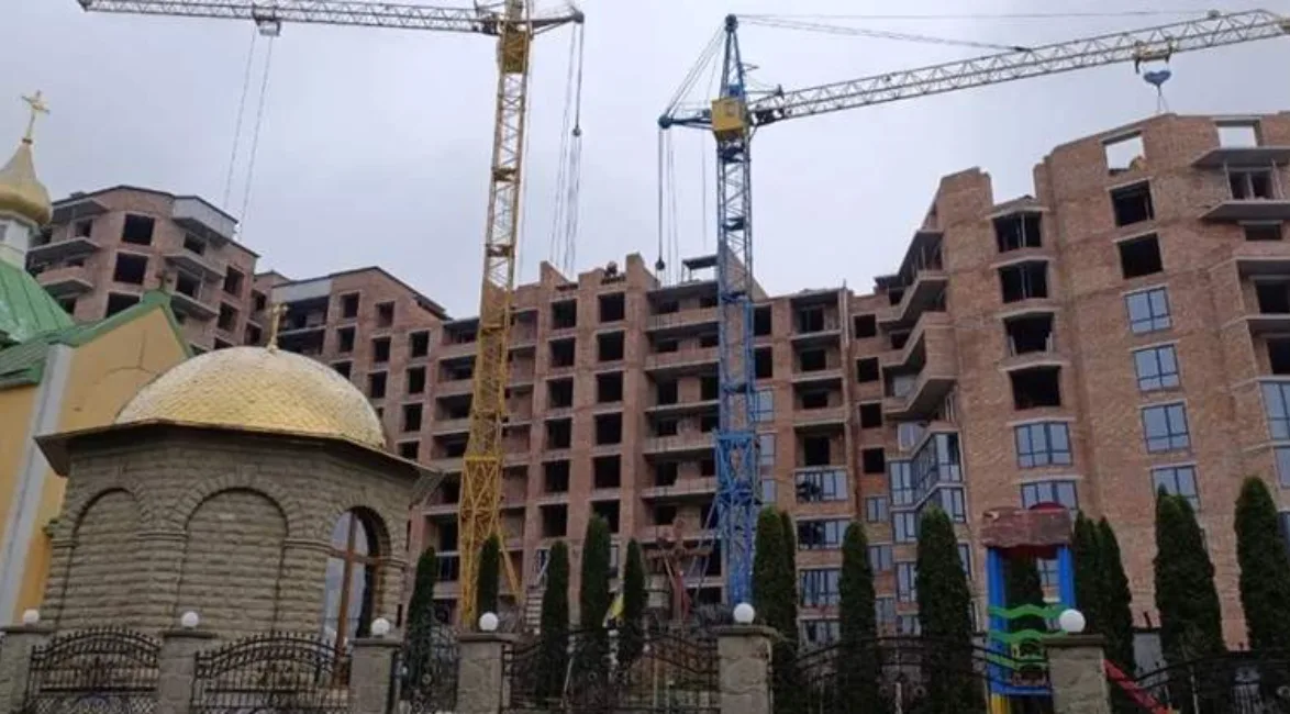 Апеляційний суд Тернополя скасував арешт церковної землі, де будують 10-поверхівку