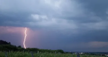 На Тернопільщині штормове попередження через грози та вітри оголосили