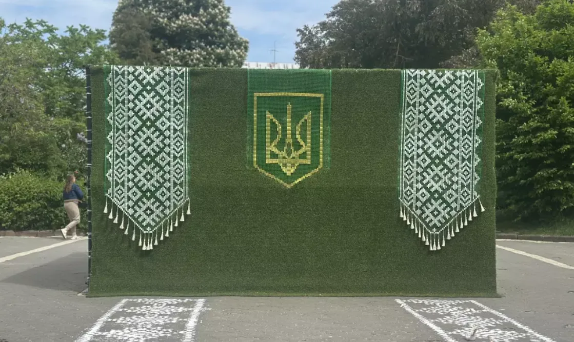У Тернополі у сквері Чорновола на бруківці з'явився орнамент вишивки